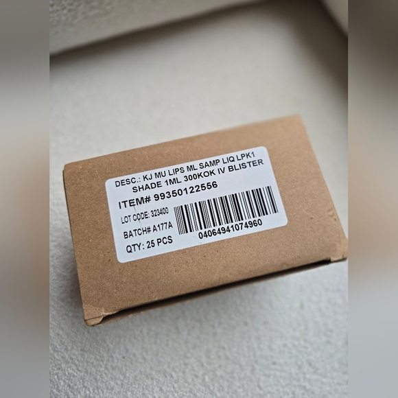 NEW! BOX of 25! Kylie Cosmetics Matte Lip Sample, Koko (Small Brush Included) - Picture 3 of 3